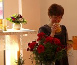 Kathrin Schwarze die Beauftragte für die Arbeit mit Frauen im Kirchenkreis Südharz deckt die Festtafel - auch mit slowenischem Honig (Foto: R. Englert) Kathrin Schwarze die Beauftragte für die Arbeit mit Frauen im Kirchenkreis Südharz deckt die Festtafel - auch mit slowenischem Honig (Foto: R. Englert)