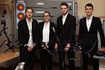 Stellten den Compoundbogen vor und diskutierten mit dem Publikum &uuml;ber Sportger&auml;t oder Waffe - Sonja Zeaiter, Michelle Weseler, Philipp Krimbein und Simon Galle (v.l.) (Foto: Heike Roeder)