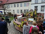 Flei&szlig;ig geschm&uuml;ckt - der Meerpferdbrunnen ist bereit f&uuml;r das Brunnenfest (Foto: Frank Meier)