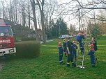 Die Jugendfeuerwehr Neustadt-Osterode schm&uuml;ckt den Kurpark (Foto: Christoph Burkert)