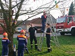 Die Jugendfeuerwehr Neustadt-Osterode schm&uuml;ckt den Kurpark (Foto: Christoph Burkert)