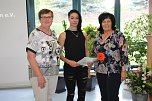 Zeugnis&uuml;bergabe bei Bildungsverein (Foto: Karl-Heinz Herrmann)