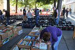 Gro&szlig;er B&uuml;cher-Rettungs-Flohmarkt auf dem Blasiikirchplatz (Foto: Angelo Glashagel)
