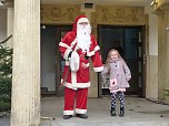 Hinter dem 24. Fenstertürchen verbarg sich heute morgen der Weihnachtsmann höchstpersönlich (Foto: Theater Nordhausen/Loh-Orchester Sondershausen GmbH) Hinter dem 24. Fenstertürchen verbarg sich heute morgen der Weihnachtsmann höchstpersönlich (Foto: Theater Nordhausen/Loh-Orchester Sondershausen GmbH)