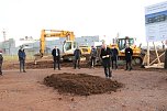 Spatenstich auf der Darre f&uuml;r Wasserstofftankstellen-Werk (Foto: oas)