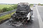Auto brennt vollst&auml;ndig aus (Foto: S.Dietzel)