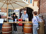 Hof- und Genussmarkt in der Traditionsbrennerei: Das Team der Wolfsm&uuml;hle Rodishain sorgt f&uuml;r die Bewirtung (Foto: nnz)
