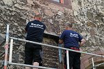 Am Rathaus wurde eine einfache L&ouml;sung gefunden die alten Steintafeln zu sichern (Foto: Michael Garke)