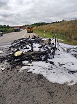 Wohnwagen brannte auf der Autobahn (Foto: Feuerwehr Grosswechsungen)