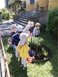Freude an Blumen entwickeln die kleinen G&auml;rtner (Foto: Sylvia Kirhacz)