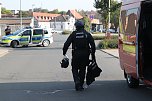 Die Polizei nimmt einen Mann fest, der ein Haus anz&uuml;nden wollte (Foto: S.Dietzel)