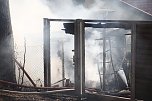 Nebengeb&auml;ude brannte (Foto: S. Dietzel)