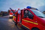 Weihnachtsmann Heiko Hieronymus und Ortschaftsbürgermeisterin Katrin Schönemann verteilten am Samstag an die Kinder in Niedersachswerfen kleine Geschenke. (Foto: Susanne Schedwill) Weihnachtsmann Heiko Hieronymus und Ortschaftsbürgermeisterin Katrin Schönemann verteilten am Samstag an die Kinder in Niedersachswerfen kleine Geschenke. (Foto: Susanne Schedwill)