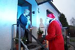 Weihnachtsmann Heiko Hieronymus und Ortschaftsbürgermeisterin Katrin Schönemann verteilten am Samstag an die Kinder in Niedersachswerfen kleine Geschenke. (Foto: Susanne Schedwill) Weihnachtsmann Heiko Hieronymus und Ortschaftsbürgermeisterin Katrin Schönemann verteilten am Samstag an die Kinder in Niedersachswerfen kleine Geschenke. (Foto: Susanne Schedwill)
