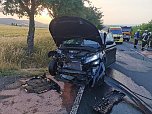 Drei Verletzte und ein ausgebranntes Fahrzeug - das ist die Bilanz nach einem Unfall bei Gro&szlig;lohra (Foto: S. Dietzel)