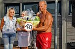Abschied nach 40 Jahren am Beckenrand: Schwimmmeister Jens Blumenthal übergibt seinem Nachfolger Felix Etzrodt symbolisch die Schlüssel für das Bad in Niedersachswerfen. (Foto: Susanne Schedwill) Abschied nach 40 Jahren am Beckenrand: Schwimmmeister Jens Blumenthal übergibt seinem Nachfolger Felix Etzrodt symbolisch die Schlüssel für das Bad in Niedersachswerfen. (Foto: Susanne Schedwill)