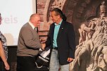 Kyffh&auml;user Sportlergala 2020/2022 - v.l. Dr. R&auml;uber ehrt Uwe Pforr (Karatelehrer in Sondershausen) f&uuml;r seinen &uuml;ber 30 j&auml;hrigen Einsatz in Kampfsport (Foto: Eva Maria Wiegand)