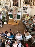 Pfarrerin Anne-Kristin Flemming erzählt die Geschichte der Burg in der vollbesetzten Kapelle (Foto: W.Roßmell) Pfarrerin Anne-Kristin Flemming erzählt die Geschichte der Burg in der vollbesetzten Kapelle (Foto: W.Roßmell)