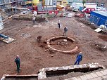 Grabungsmitarbeiter markieren die Funde (Foto: Pressestelle Stadtverwaltung Nordhausen)