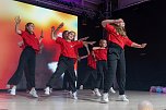 Volle Festhalle in Sundhausen beim Auftritt der jungen T&auml;nzerinnen und T&auml;nzer von More Esprit (Foto: Sven Tetzel)