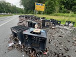 F&uuml;r immer verloren: ein Lkw verlor am morgen eine Ladung Bier auf der Bundesstra&szlig;e (Foto: S. Dietzel)
