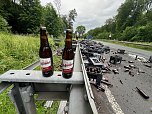 F&uuml;r immer verloren: ein Lkw verlor am morgen eine Ladung Bier auf der Bundesstra&szlig;e (Foto: S. Dietzel)