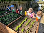 Am neuen Hochbeet können auch kleine Gärtner gut arbeiten (Foto: Kindergarten Tierhäuschen) Am neuen Hochbeet können auch kleine Gärtner gut arbeiten (Foto: Kindergarten Tierhäuschen)
