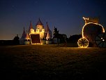 Ein M&auml;rchenschloss aus Stroh in Gro&szlig;lohra (Foto: Emma Grabe)