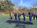 Feierstunde zum ersten Spatenstich für einen Bolzplatz (Foto: oas) Feierstunde zum ersten Spatenstich für einen Bolzplatz (Foto: oas)