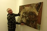 Peter Gen&szlig;ler bei der Vorbereitung seiner Ausstellung in der Kreissparkasse (Foto: Hans Georg Backhaus)