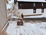 Ein Mann mit einer Schneefräse. (Foto: ssc) Ein Mann mit einer Schneefräse. (Foto: ssc)