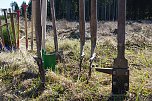 Bei der Baumpflanzaktion bei Rothes&uuml;tte halfen auch viele Familien mit.  (Foto: ssc)