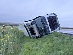 Der umgekippte LKW blockierte die B4.  (Foto: Silvio Dietzel)