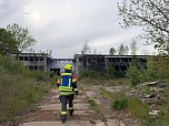 Die Feuerwehr musste am Montagabend in Nordhausen zu einem Brand einer leerstehenden Halle ausr&uuml;cken.  (Foto: Silvio Dietzel)