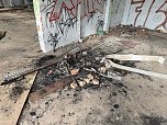 Die Feuerwehr musste am Montagabend in Nordhausen zu einem Brand einer leerstehenden Halle ausr&uuml;cken.  (Foto: Silvio Dietzel)