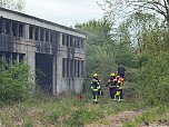 Die Feuerwehr musste am Montagabend in Nordhausen zu einem Brand einer leerstehenden Halle ausr&uuml;cken.  (Foto: Silvio Dietzel)