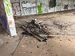 Die Feuerwehr musste am Montagabend in Nordhausen zu einem Brand einer leerstehenden Halle ausr&uuml;cken.  (Foto: Silvio Dietzel)