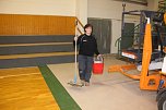 Arbeitseinsatz in der Halle (Foto: Christoph Keil) Arbeitseinsatz in der Halle (Foto: Christoph Keil)