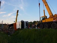 Bild: Umgekippter Lkw blockierte B4