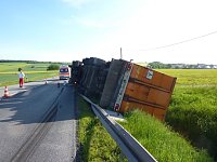 Bild: Umgekippter Lkw blockierte B4