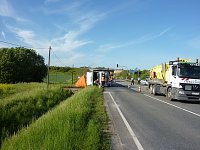 Bild: Umgekippter Lkw blockierte B4