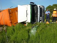 Bild: Umgekippter Lkw blockierte B4