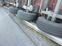 Bild: Umgekippter Lkw blockierte B4