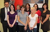 Bild: Personal- und B&uuml;roleiter des Landrates Gunnar Reuter, Angelika M&uuml;ller, Elisabeth Scholz, Irina Dorozko, Victoria Nebelung, Lisa Hahn, Umsch&uuml;lerin Katrin Eismann und Ausbildungsleiterin Sandra Hesse