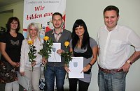 Bild: Ausbildungsleiterin Sandra Hesse, Elisabeth J&uuml;nemann, Sascha Wedler, Carolin Werner und Personal- und B&uuml;roleiter Gunnar Reuter