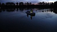 Bild: Suche am und auf dem See