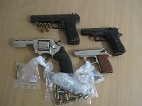 Bild: Drogen und Waffen gefunden