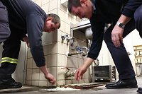 Kameraden der Nordhäuser Berufsfeuerwehr demonstrieren die Wirkung des Bindemittels Bild: Kameraden der Nordhäuser Berufsfeuerwehr demonstrieren die Wirkung des Bindemittels