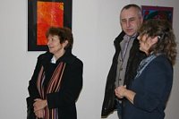 Bild: Farbrausch in der Lebenshilfe:  Besucher der Ausstellung im Gespr&auml;ch mit der Kursleiterin
