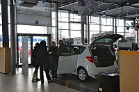 Bild: Gro&szlig;es Angrillen bei Opel Autohaus Peter